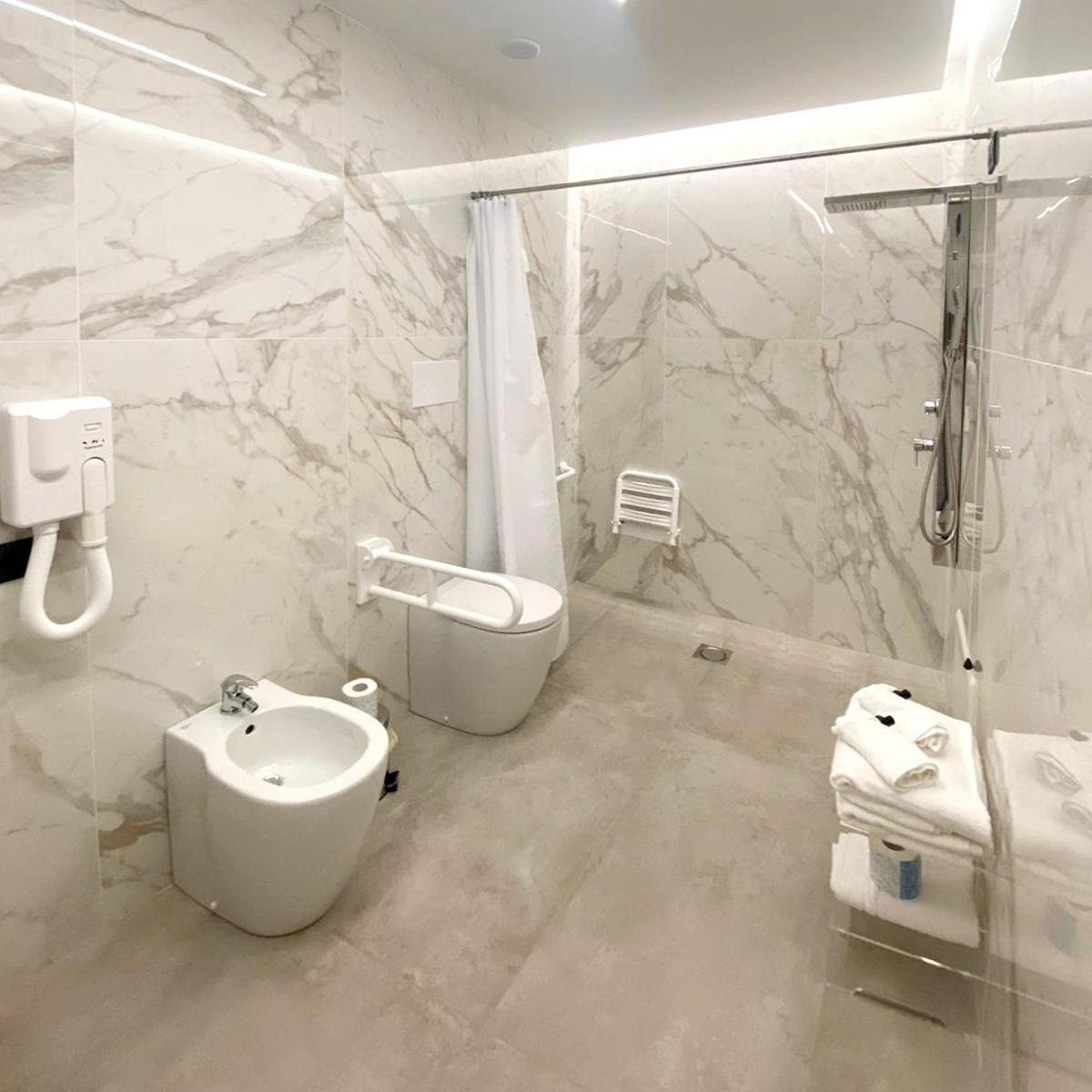 Emerald Hotel Residence 체팔루 객실 사진